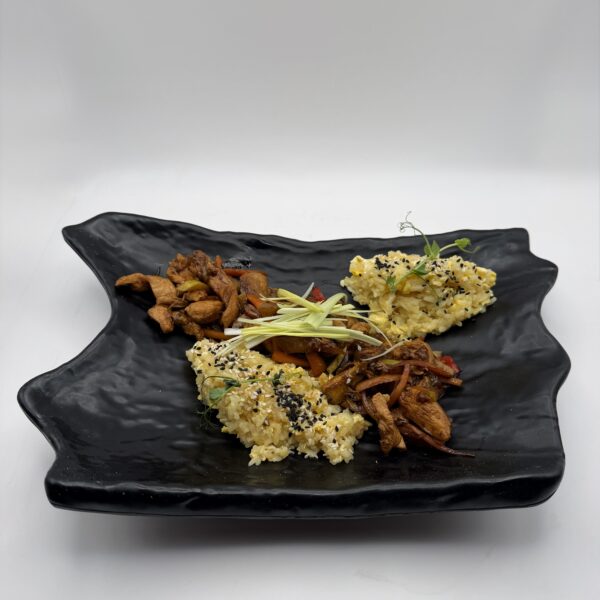 Pui chinezesc cu legume si alune 350g